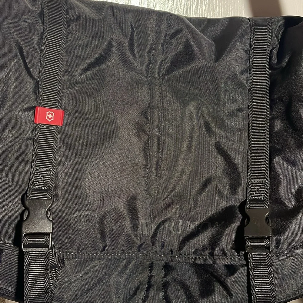 Victorinox Messenger Bag black 18 x 12 Travel pack